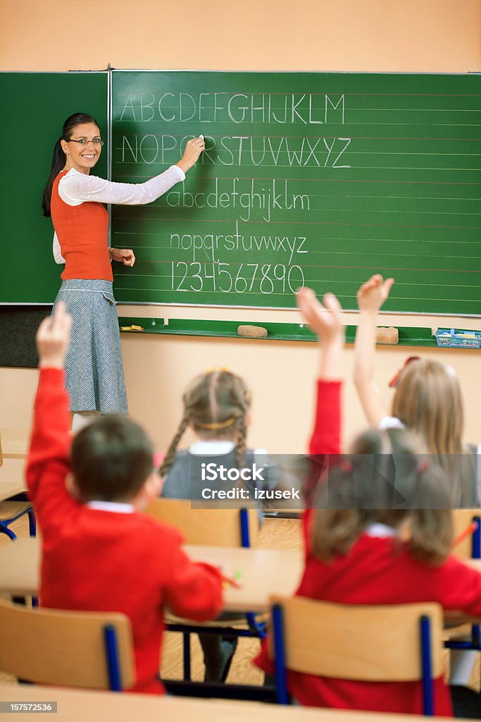 Crianças levantar as mãos em sala de aula, vista traseira - Royalty-free Criança Foto de stock