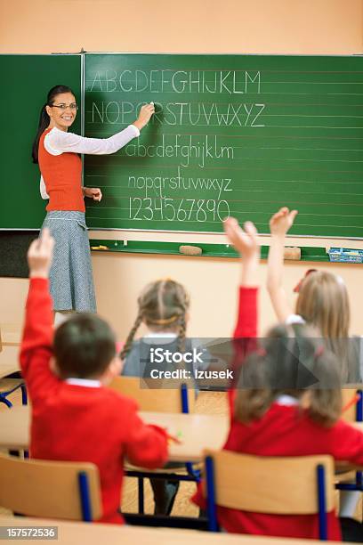 Crianças Levantar As Mãos Em Sala De Aula Vista Traseira - Fotografias de stock e mais imagens de Criança