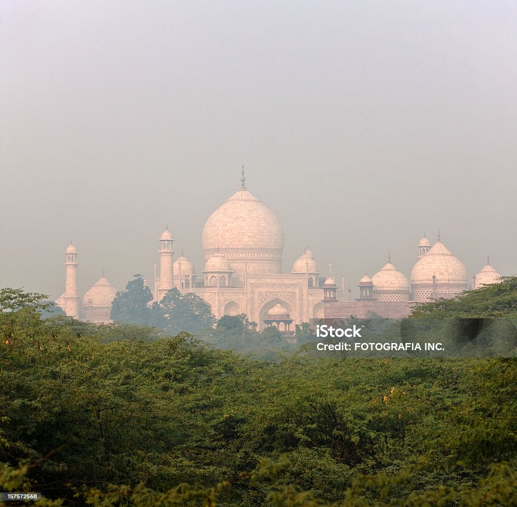 Taj Mahal dans la brume matinale - Photo de Admirer le paysage libre de droits