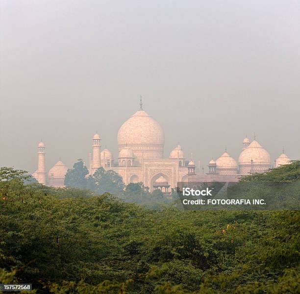 Photo libre de droit de Taj Mahal Dans La Brume Matinale banque d'images et plus d'images libres de droit de Admirer le paysage - Admirer le paysage, Agra, Architecture