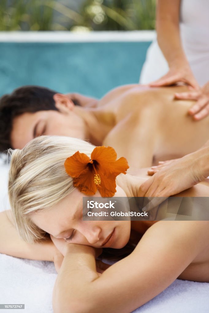 Ressourcer-Un Couple appréciant un massage corporel ensemble - Photo de 18-19 ans libre de droits