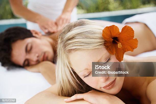 Foto de Casal Jovem Desfrutando De Uma Relaxante Massagem Corporal No Spa e mais fotos de stock de 18-19 Anos