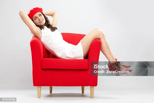 Schöne Mädchen Entspannt Auf Roten Sessel Stockfoto und mehr Bilder von Arme hoch - Arme hoch, Braune Augen, Bunt - Farbton