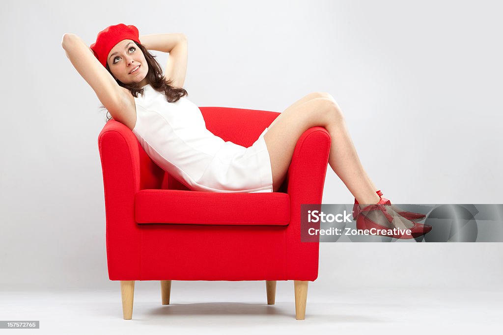 Belle fille de détente sur fauteuil rouge - Photo de Adulte libre de droits