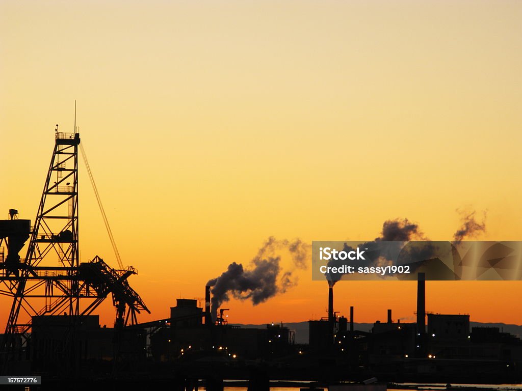 Fábrica pôr do sol silhueta de fábrica de papel - Foto de stock de Armazém de distribuição royalty-free