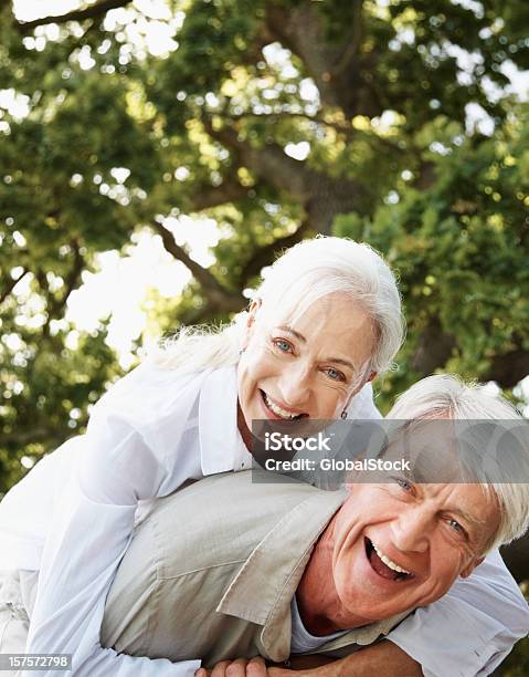 Glücklich Älterer Mann Zu Seiner Frau Geben Huckepack Nehmen Stockfoto und mehr Bilder von 55-59 Jahre