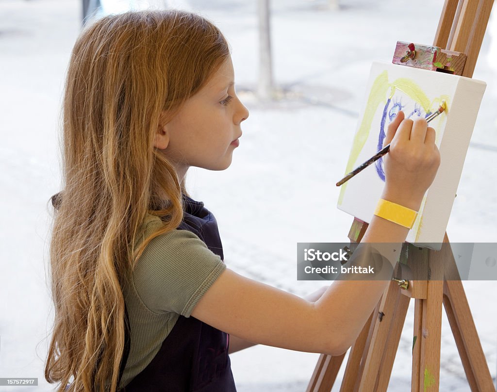 Junges Blondes Mädchen Künstler an die Tafel. - Lizenzfrei Mädchen Stock-Foto