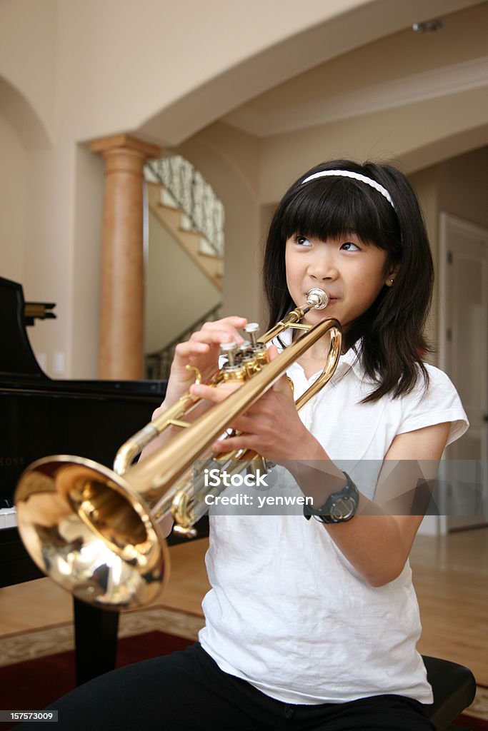 Niña tocando trompeta - Foto de stock de Trompeta libre de derechos