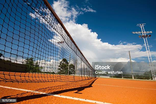 Foto de Quadra De Tênis e mais fotos de stock de Tênis - Esporte de Raquete - Tênis - Esporte de Raquete, Quadra de saibro, Quadra esportiva