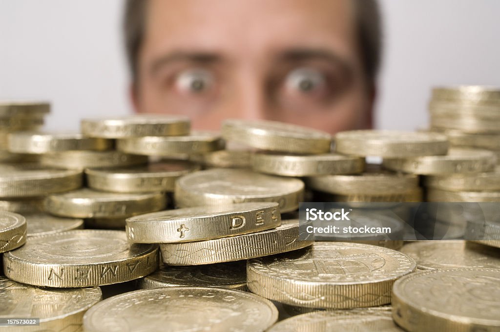 Mann, die auf Stapel Münzen - Lizenzfrei Britische Währung Stock-Foto
