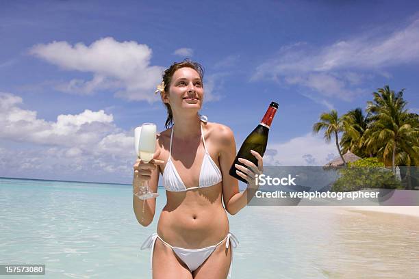 Odświeżenie - zdjęcia stockowe i więcej obrazów Alkohol - napój - Alkohol - napój, Białe wino, Bikini