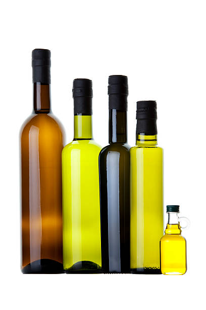 azeite de oliva orgânico e diferentes garrafas - vinegar salad dressing balsamic vinegar cooking oil - fotografias e filmes do acervo