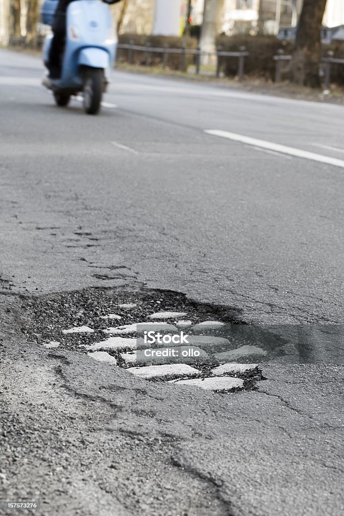 Pothole und nähern Motorrad - Lizenzfrei Schlagloch Stock-Foto