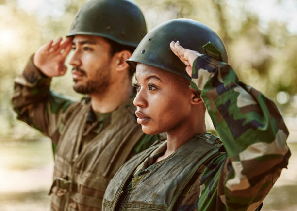 군인, 군인 및 사람들은 야외에서 봉사, 보호 및 전투를 위해 자연에서 경의를 표합니다. 전쟁 훈련, 국군 및 퇴역 군인 명예, 인사 및 공무를 위한 위치에 있는 남녀 - army saluting female training 뉴스 사진 이미지