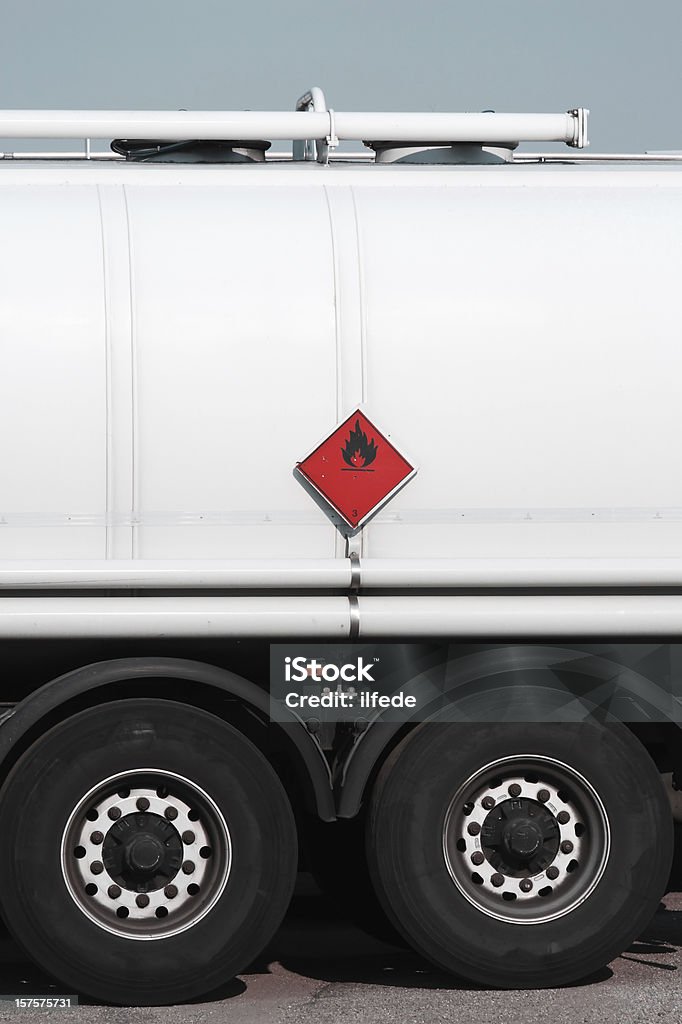 赤いサインオン燃料タンカートラック - ガソリンのロイヤリティフリーストックフォト