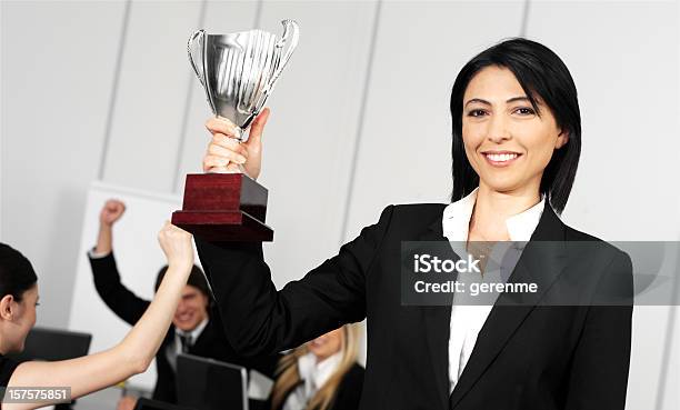 Troféu - Fotografias de stock e mais imagens de 30-39 Anos - 30-39 Anos, Adulto, Adulto de idade mediana