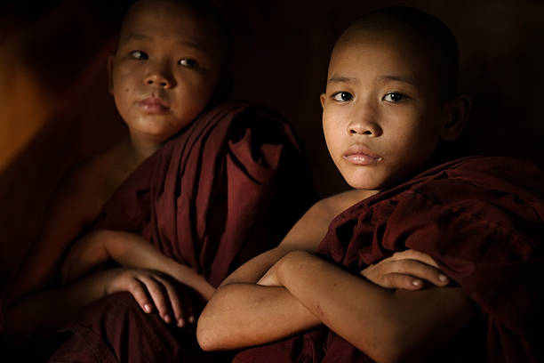 joven novicio budista - bagan myanmar burmese culture family fotografías e imágenes de stock