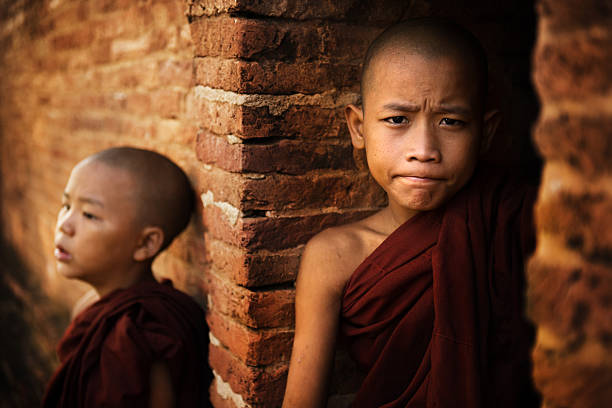 молодой буддистский монах - bagan myanmar burmese culture family стоковые фото и изображения