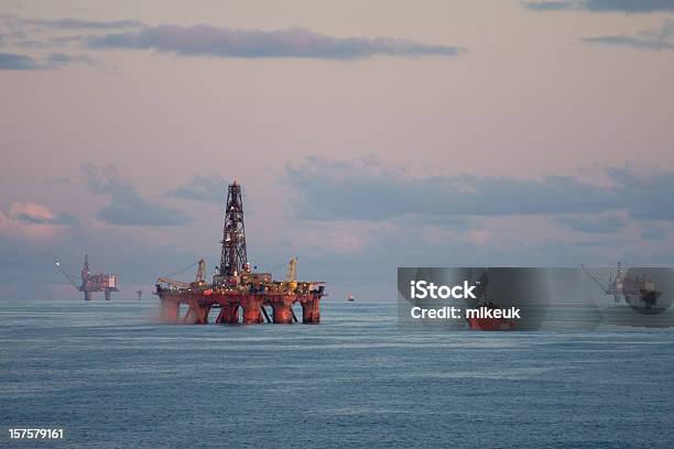 Rigs De Petróleo No Mar - Fotografias de stock e mais imagens de Plataforma de alto-mar - Plataforma de alto-mar, Mar do Norte, Mar