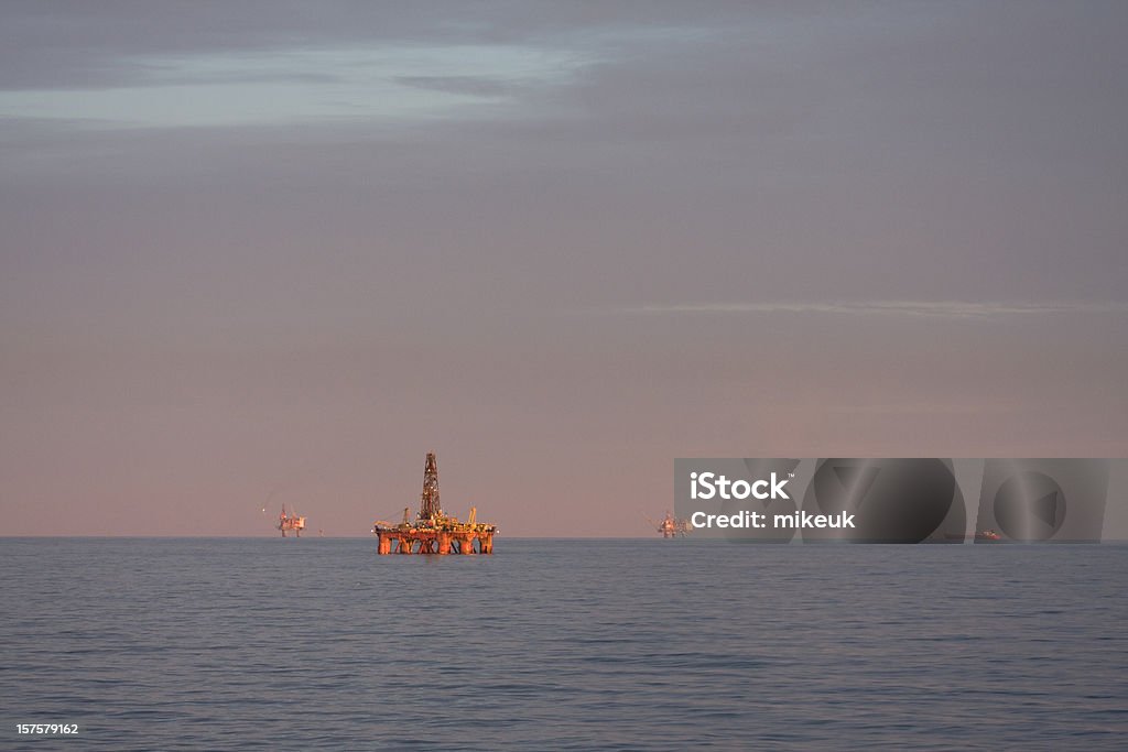 Plates-formes de plate-forme pétrolière sur mer - Photo de Horizon libre de droits