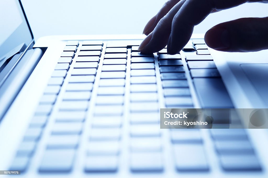 Blau getönten Bild von Tippen auf der Tastatur - Lizenzfrei Computertastatur Stock-Foto