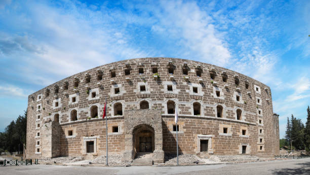 el teatro de la antigua ciudad de aspendos en antalya, turquía - roman antalya turkey restoring fotografías e imágenes de stock