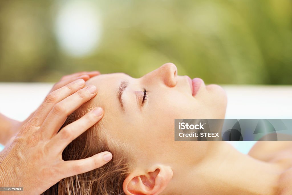 Detalhe de imagem de uma mulher recebendo massagem na cabeça - Foto de stock de 18-19 Anos royalty-free