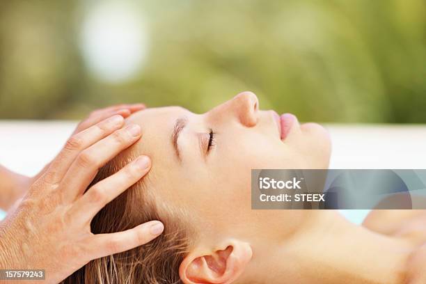 Foto de Detalhe De Imagem De Uma Mulher Recebendo Massagem Na Cabeça e mais fotos de stock de 18-19 Anos