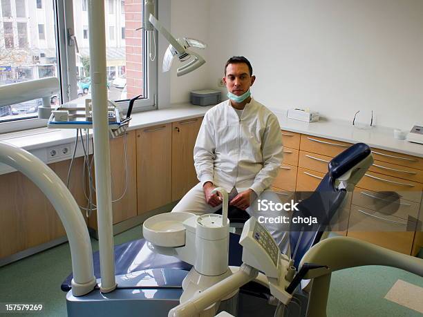 Foto de Jovem Dentista Esperando Para Pacientes e mais fotos de stock de Cadeira de Dentista - Cadeira de Dentista, Consultório Dentário, Cuidados de saúde primários