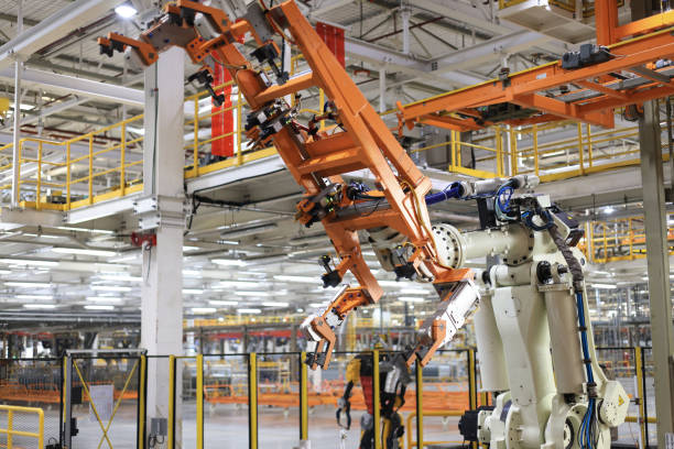 bracci robotici per l'industria intelligente per la produzione di saldatura e assemblaggio in fabbrica, robot in industriale, robot e automazione - car industry robot arm car plant foto e immagini stock
