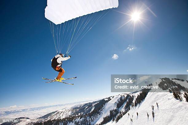 Velocidad De Flyer En El Sol Foto de stock y más banco de imágenes de Parapente - Parapente, Paracaidismo, Paracaídas