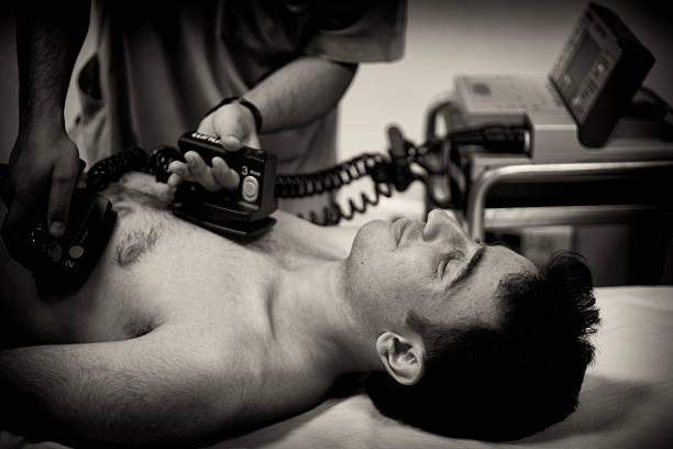 готовы к шок - pacemaker torso chest male стоковые фото и изображения
