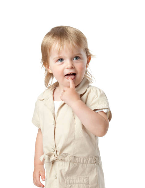 el inquisitive mente. niña pensar. los niños. - finger in mouth fotografías e imágenes de stock