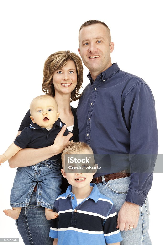Heureuse famille de quatre personnes, isolé sur blanc, gros plan bleu - Photo de 0-11 mois libre de droits