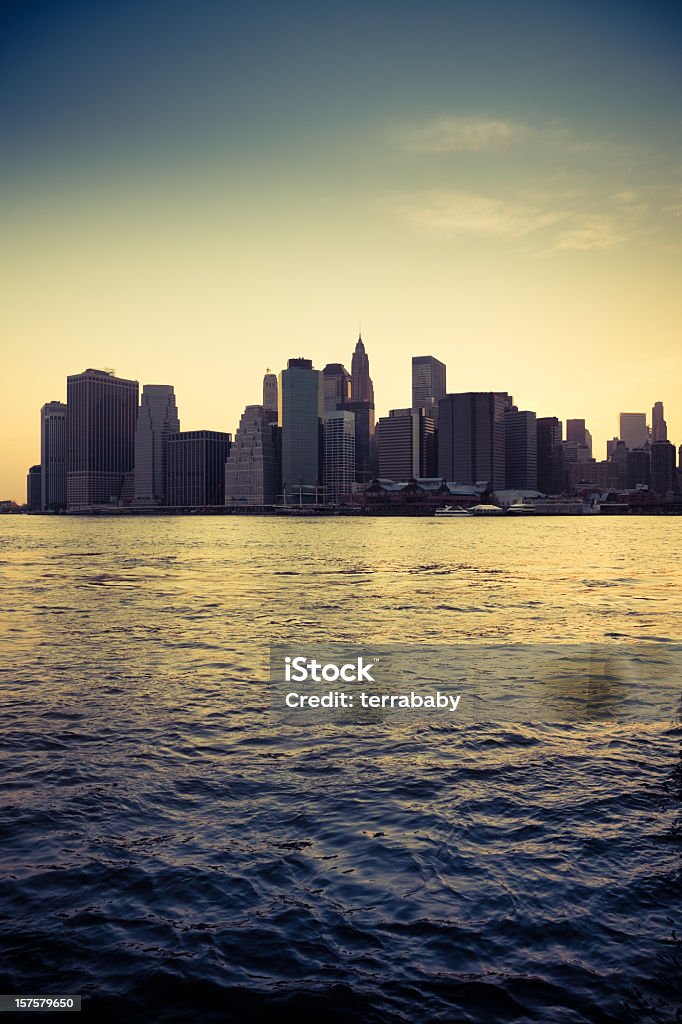 Manhattan panoramę miasta o zachodzie słońca widziany z Brooklyn - Zbiór zdjęć royalty-free (Ameryka Północna)