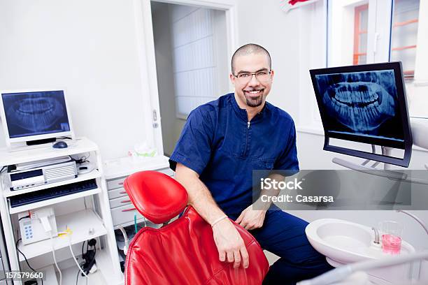 Dentis In Seinem Büro Stockfoto und mehr Bilder von Abwarten - Abwarten, Blick in die Kamera, Computerbildschirm