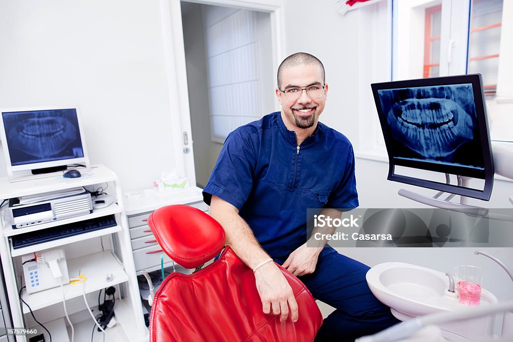 Dentis в своем офисе - Стоковые фото 30-39 лет роялти-фри