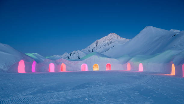 iglu aldeia à noite (xxxl - igloo imagens e fotografias de stock