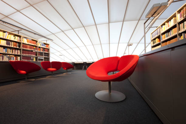 Sillón Rojo en la biblioteca moderna - foto de stock