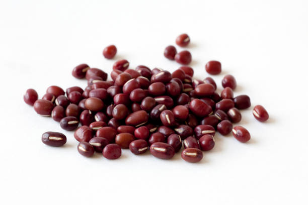 pile of adzuki beans A pile of dried adzuki beans on a white background. adzuki bean photos stock pictures, royalty-free photos & images