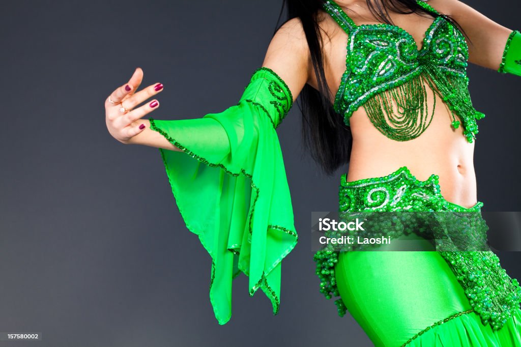 Bella ragazza ballerina di danza araba - Foto stock royalty-free di Rappresentazione