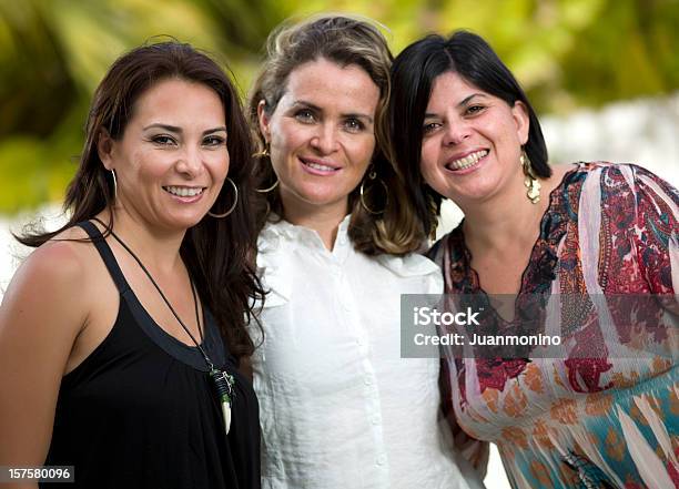 Trzy Miami Hispanic Housewives - zdjęcia stockowe i więcej obrazów 40-49 lat - 40-49 lat, Brązowe włosy, Codzienne ubranie