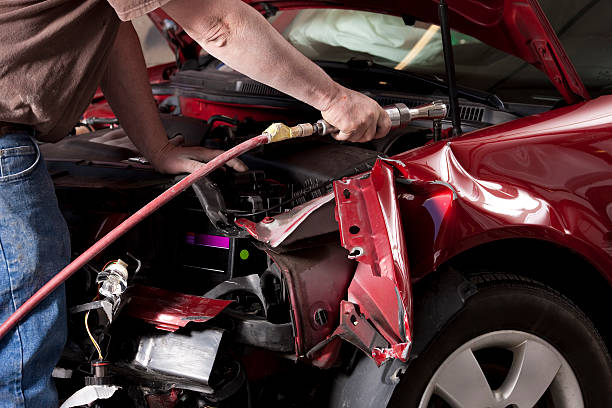 auto mechanik demontowania korpusu uszkodzenia pojazdu - auto repair shop zdjęcia i obrazy z banku zdjęć