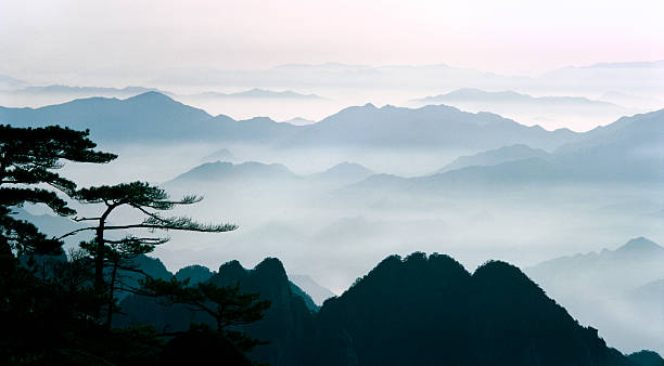 гора туман - huangshan mountains стоковые фото и изображения