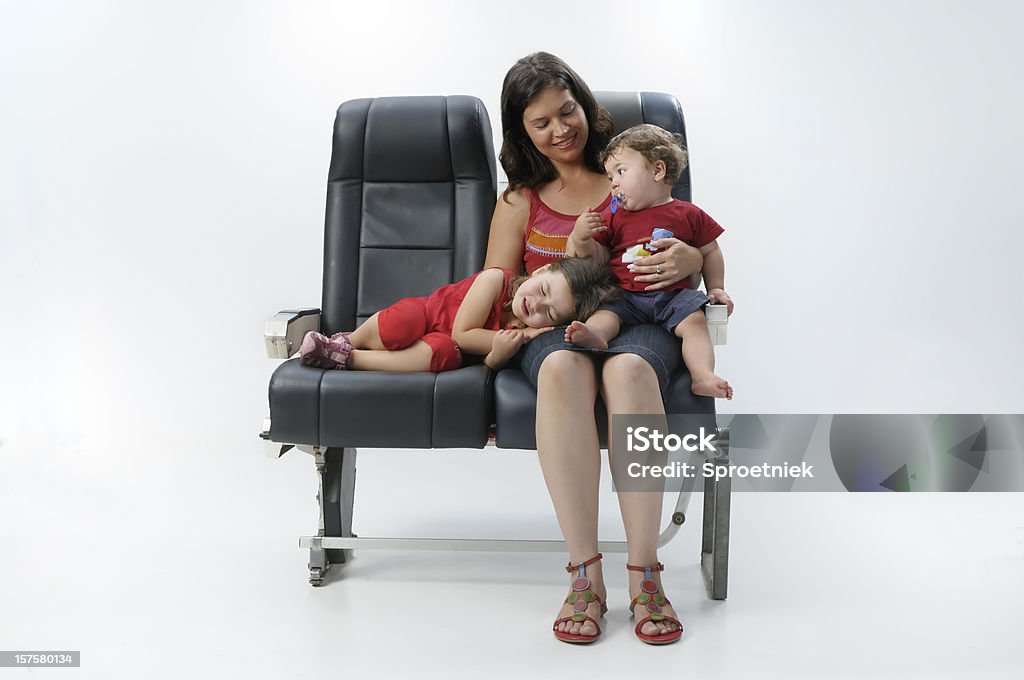 Mutter und Kinder auf Flugzeuge - Lizenzfrei Schlafen Stock-Foto