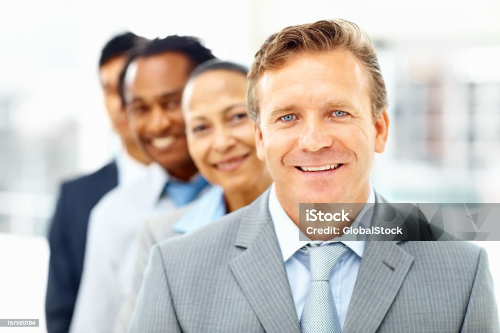 Sonriendo colegas de negocios de pie en una fila. - Foto de stock de Adulto maduro libre de derechos