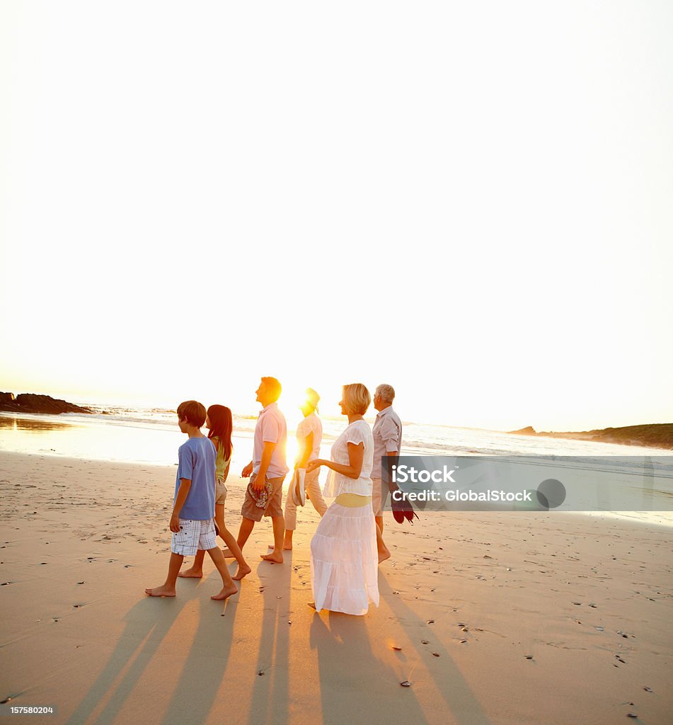 Três gerações de família caminhando juntos na praia - Foto de stock de Família de várias gerações royalty-free