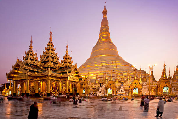 シュエダゴォンパゴダ - gold pagoda temple myanmar ストックフォトと画像