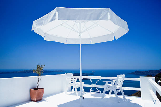 椅子、テーブルとパラソルを持つサントリーニ - greek islands greece day full frame ストックフォトと画像
