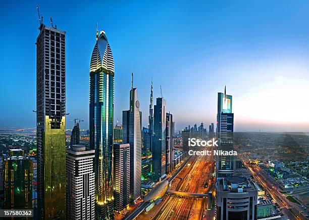 Foto de Horizonte De Dubai e mais fotos de stock de Cidade - Cidade, Dubai, Estrada no Deserto
